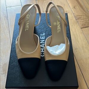 CHANEL Two-Tone Beige and Black Slingbacks